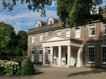 Quantum Theatre presents Alice Through the Looking Glass