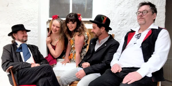 Philleigh Folk Present Du Glas