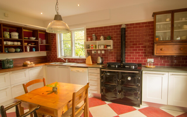 Tall Ships Accommodation: Ruan Dinas